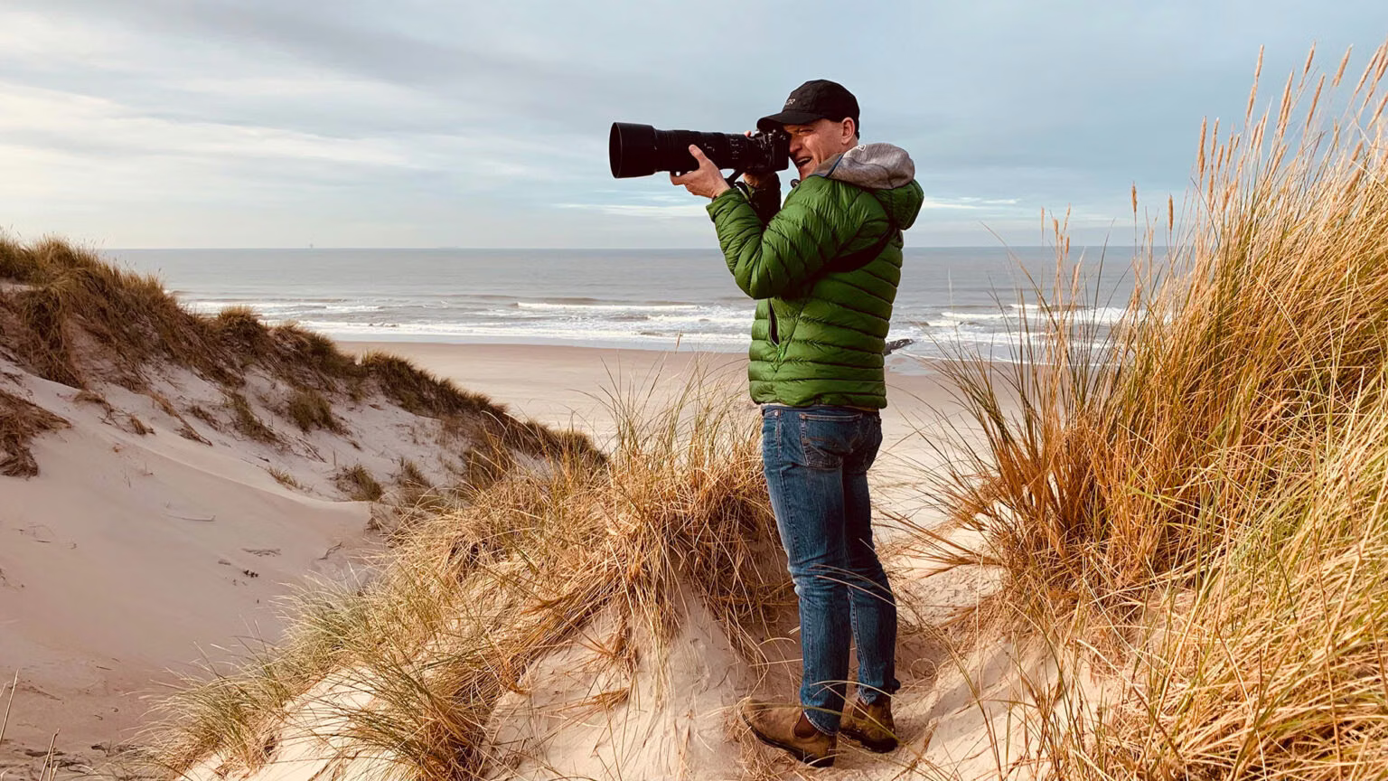 Wynand van Poortvliet photographing in the dunes